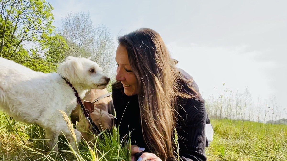 Désirée Scheller mit einem Welpen